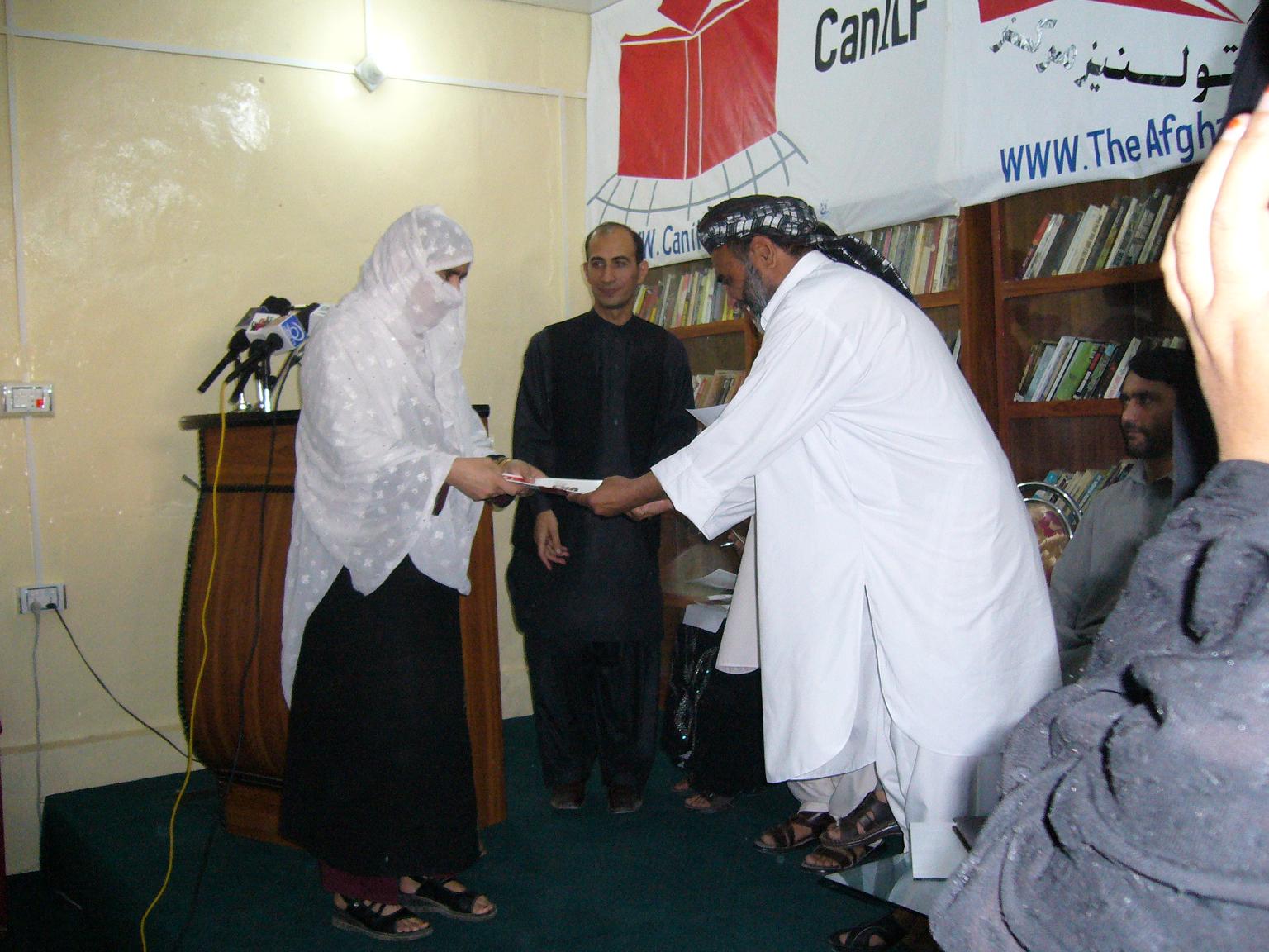 ACCC student receives a certificate in recognition of her achievements